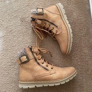 NWOT Tan Mountain Boots